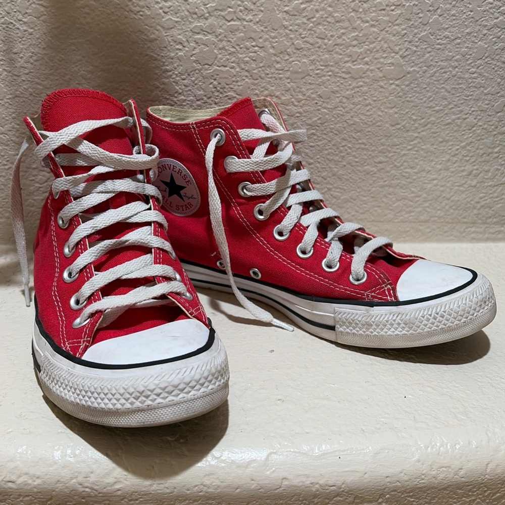 Converse Red High Top Chuck Taylor Classic 6.5/8.5 Sneakers Canvas EUC